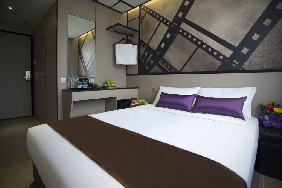 Deluxe Room, Bathtub | Desk, WiFi (free), bed sheets