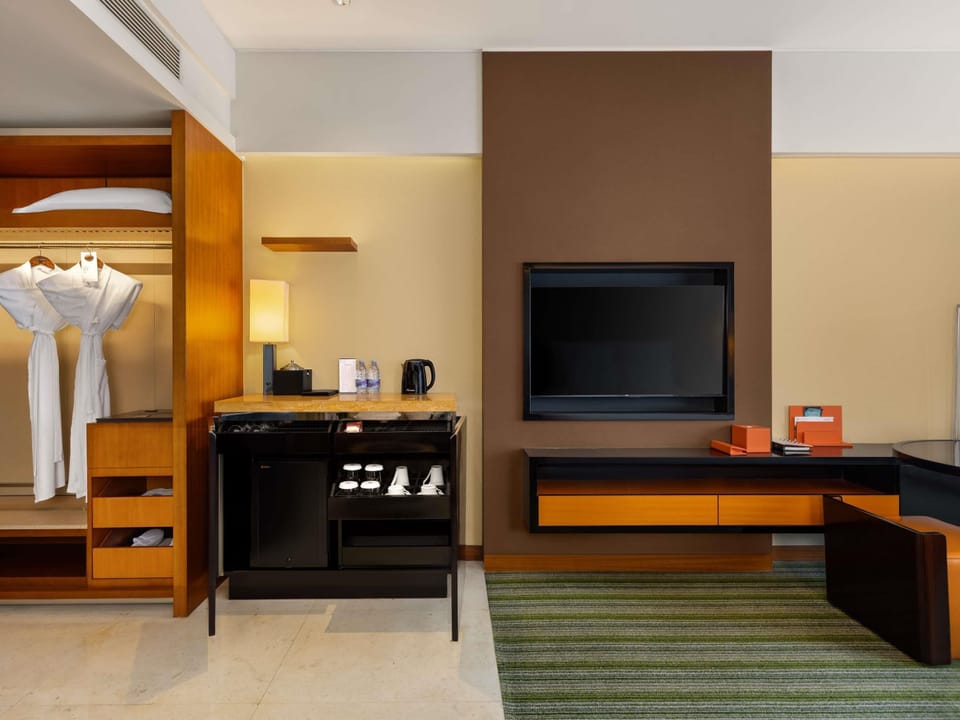 Deluxe Room, 1 King Bed | Minibar, in-room safe, desk, laptop workspace