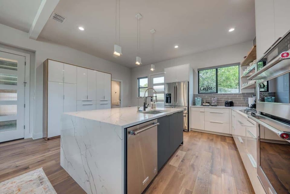 Open Kitchen with Reverse Osmosis water and Coffee Bar
