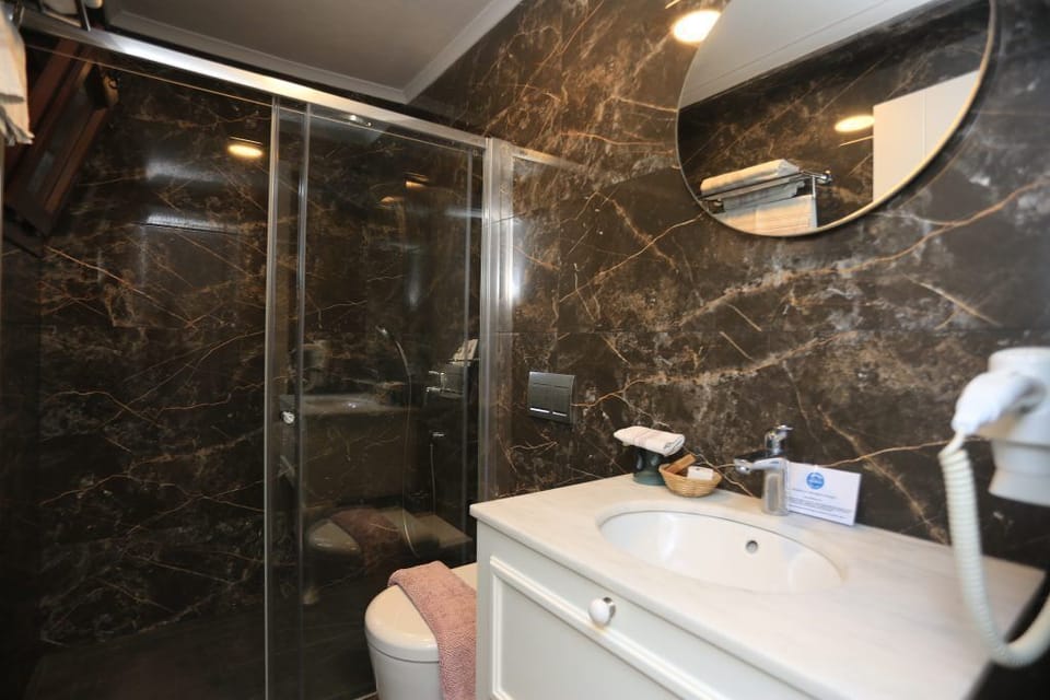 Premium Room | Bathroom | Free toiletries, hair dryer, slippers, towels