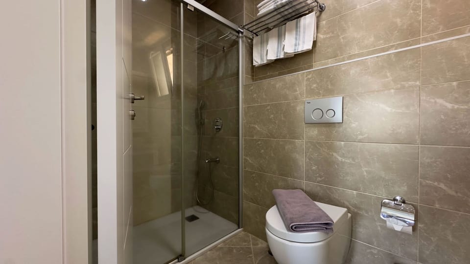 Family Suite | Bathroom | Free toiletries, hair dryer, slippers, towels