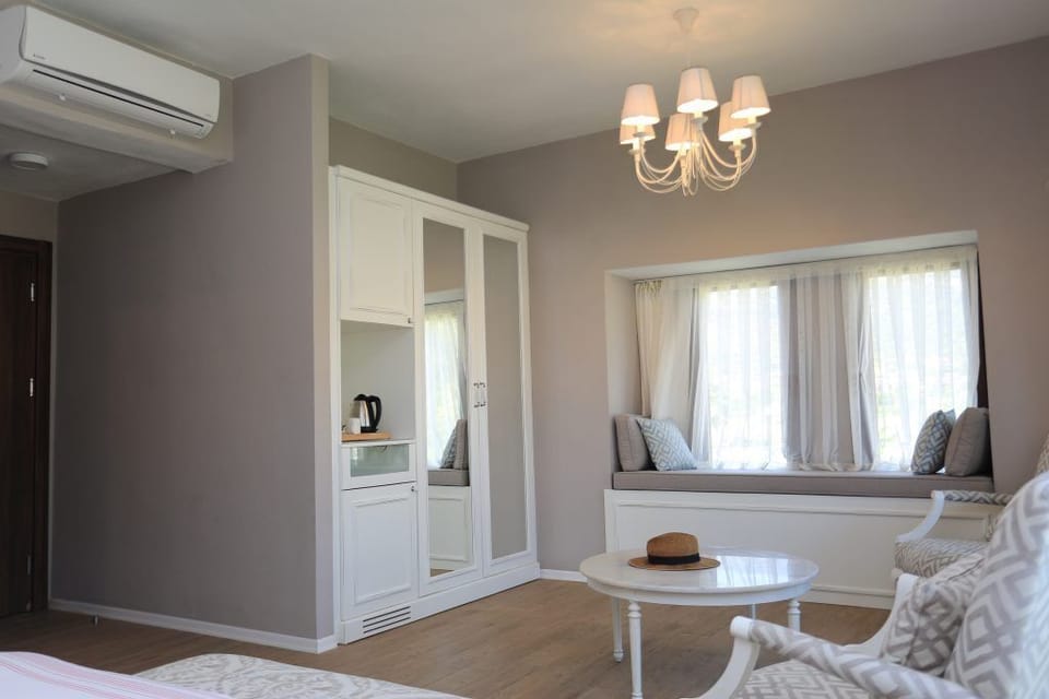 Premium Room | Living area | Flat-screen TV