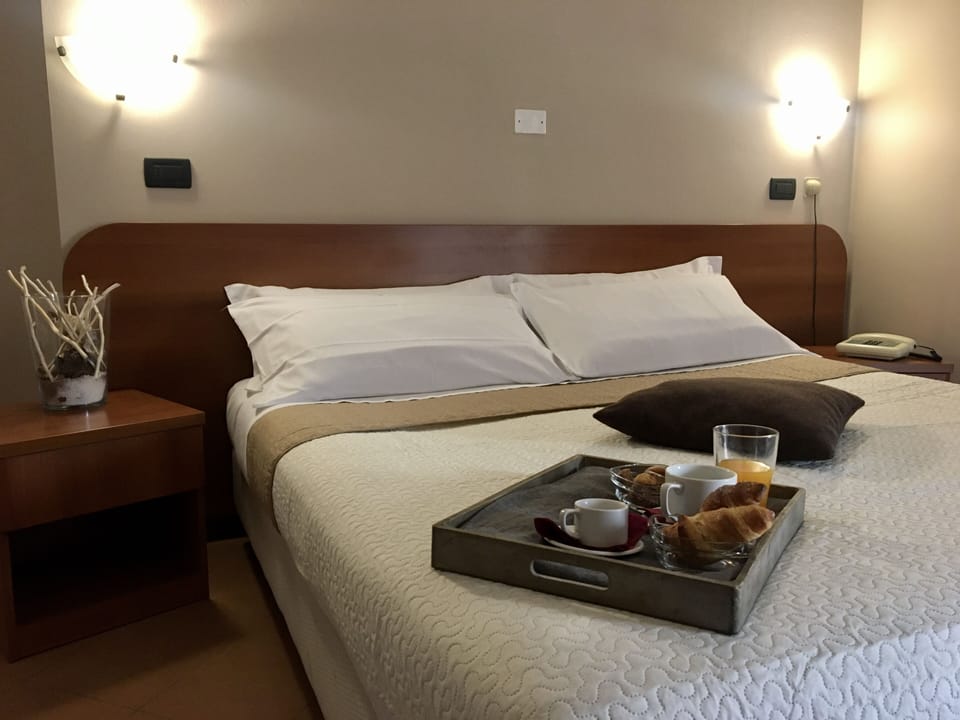 Comfort Double or Twin Room | Desk, blackout drapes, soundproofing, cribs/infant beds