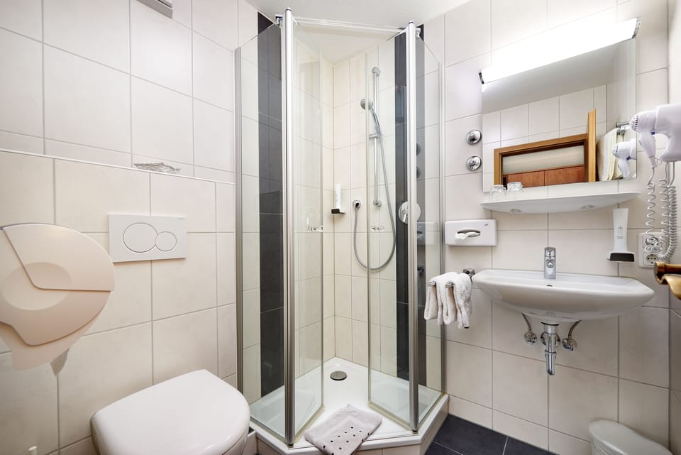 Comfort Double Room, 1 King Bed | Bathroom | Shower, hair dryer, towels