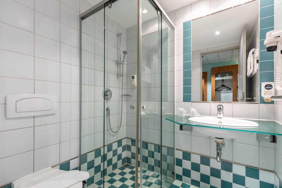 Shower, free toiletries, hair dryer, towels
