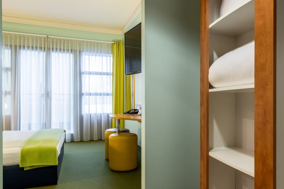 Hypo-allergenic bedding, desk, soundproofing, free WiFi