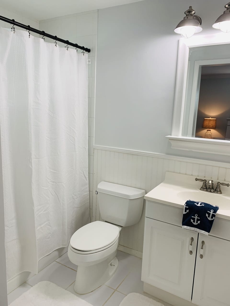 En suite bathroom to the master bedroom. Offers a shower and tub combination