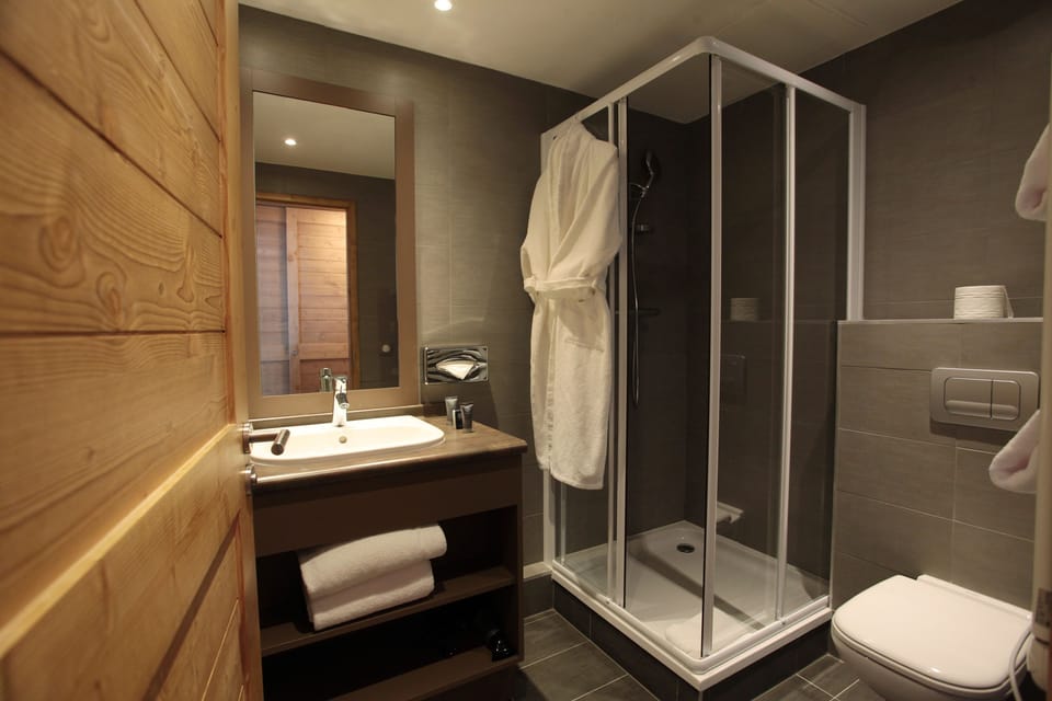 Suite Prestige (6 Adults + 2 Children) | Bathroom | Hair dryer, bathrobes, towels