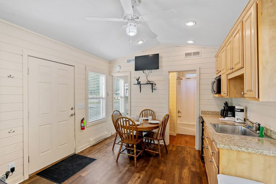Whiteface cottage dining area/kitchenette