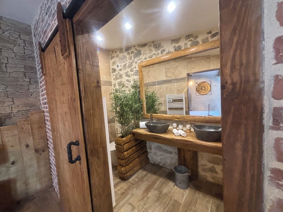 Romantic Double Room | Bathroom | Shower, rainfall showerhead, hair dryer, towels