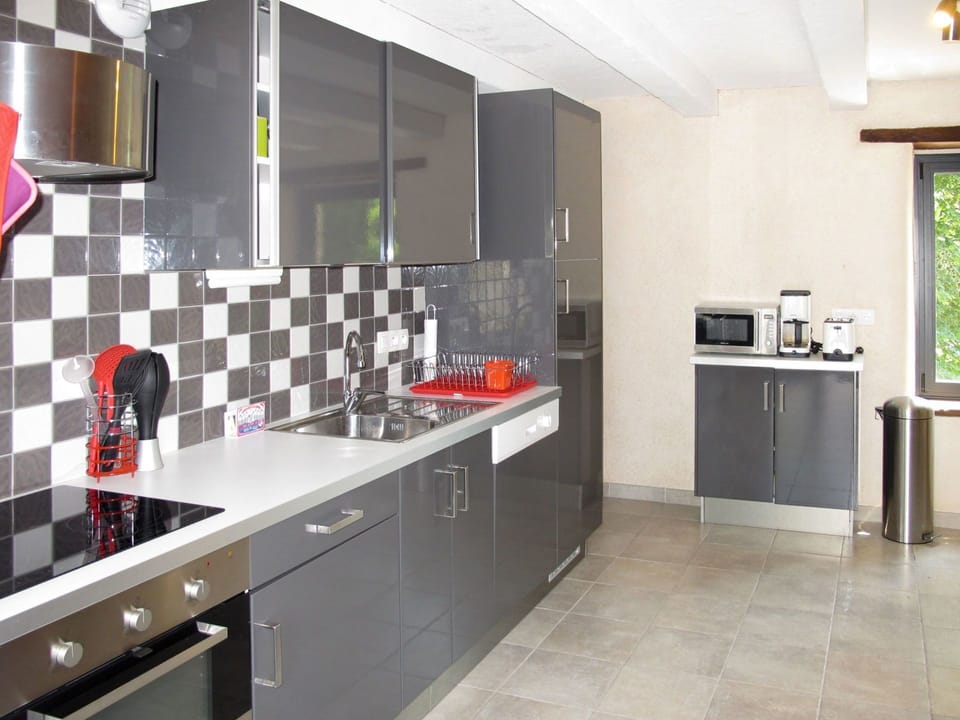 Property, Tile, Room, Interior Design, Countertop, Furniture, Building, Cabinetry, Kitchen, Floor