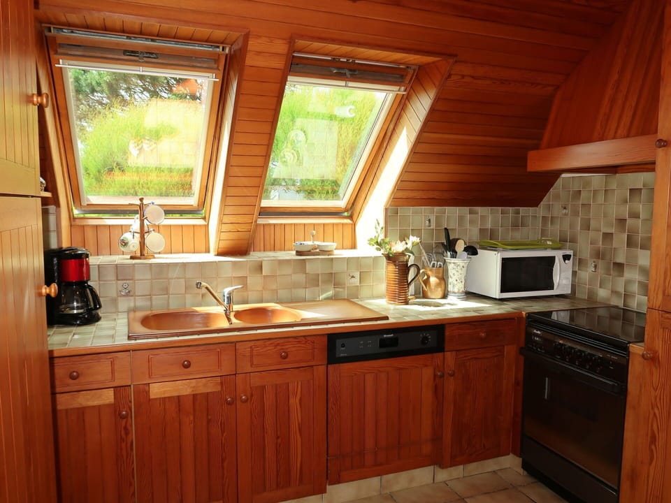 Brown, Countertop, Cabinetry, Kitchen Sink, Sink, Property, Furniture, Window, Tap, White