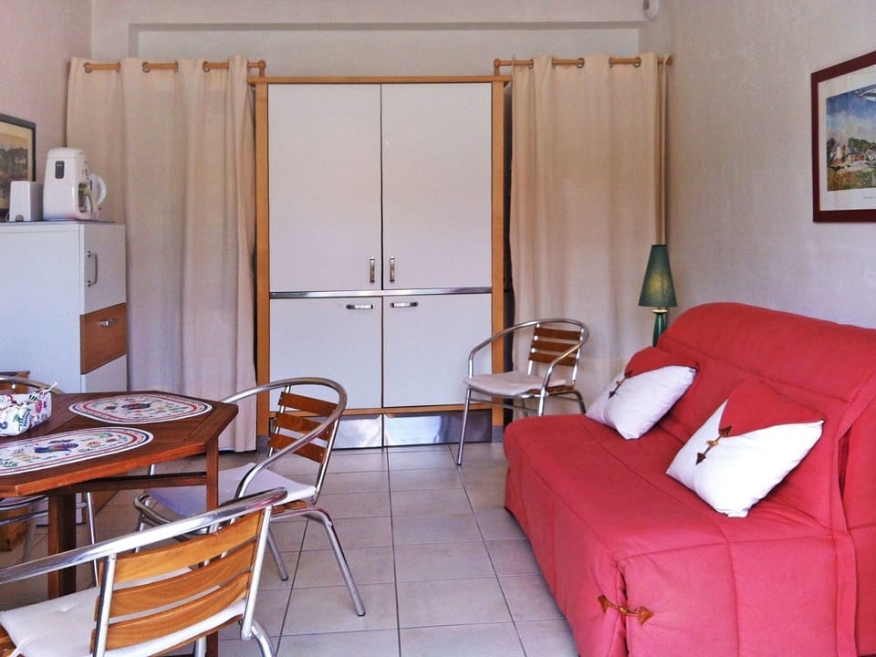 Room, Furniture, Property, Building, Interior Design, Bed, Bedroom, House, Table, Floor