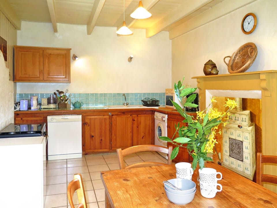 Room, Property, Countertop, Building, Furniture, Kitchen, Interior Design, Ceiling, House, Floor