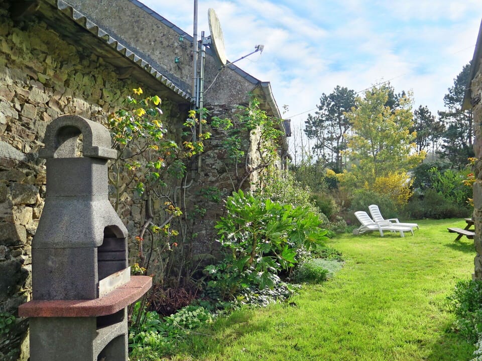 Property, Grass, House, Cottage, Wall, Tree, Real Estate, Rural Area, Building, Yard