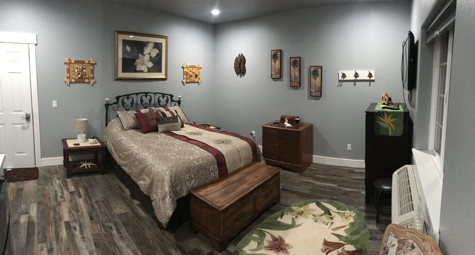 Queen size bed
Work space/Desk