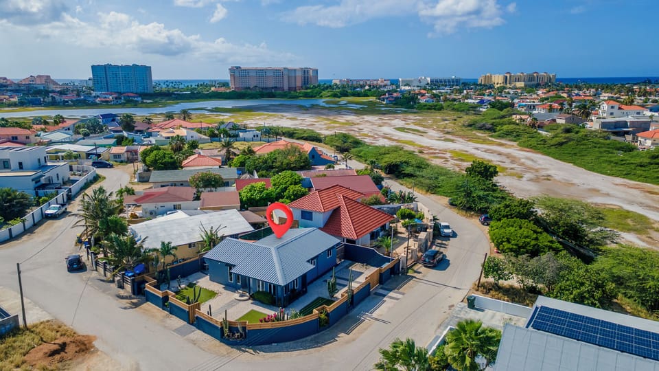 Close to Palm Beach, Radisson Blu, Ritz-Carlton, restaurants, shops & beaches.