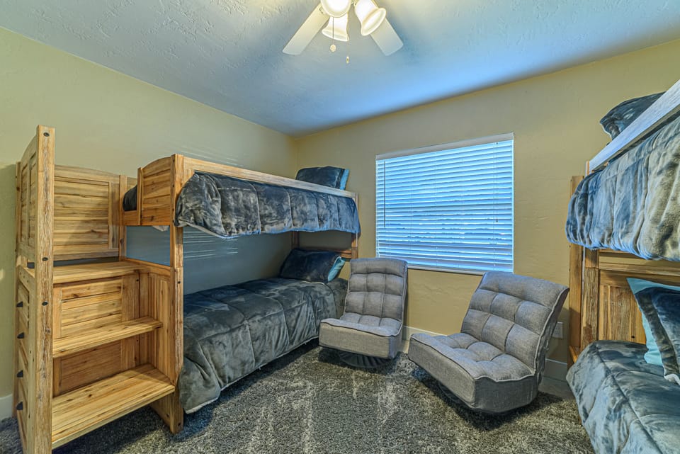 Bunk bedroom sleeps 4 comfortably