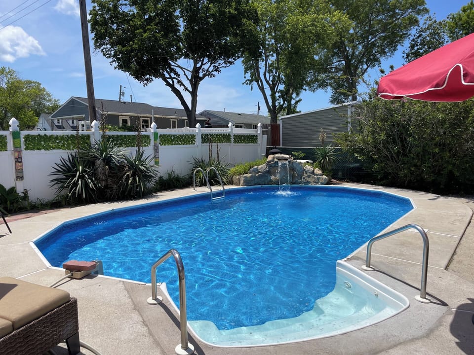 Private pool and close to the beach!