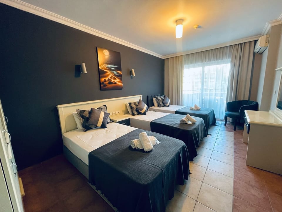 Standard Twin Room | Minibar, desk, bed sheets, wheelchair access