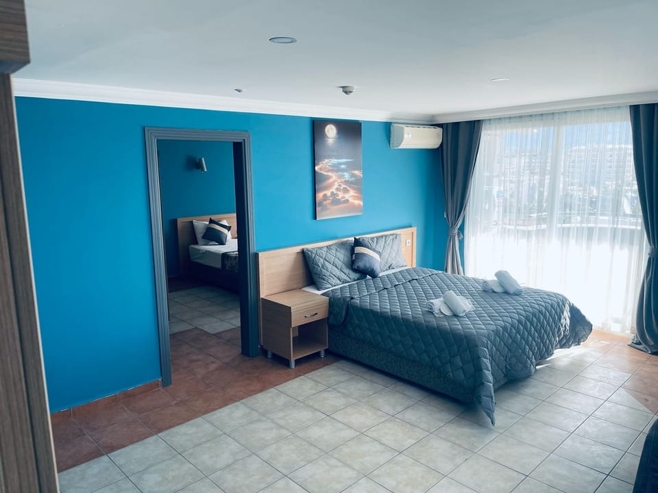 Family Suite | Minibar, desk, bed sheets, wheelchair access