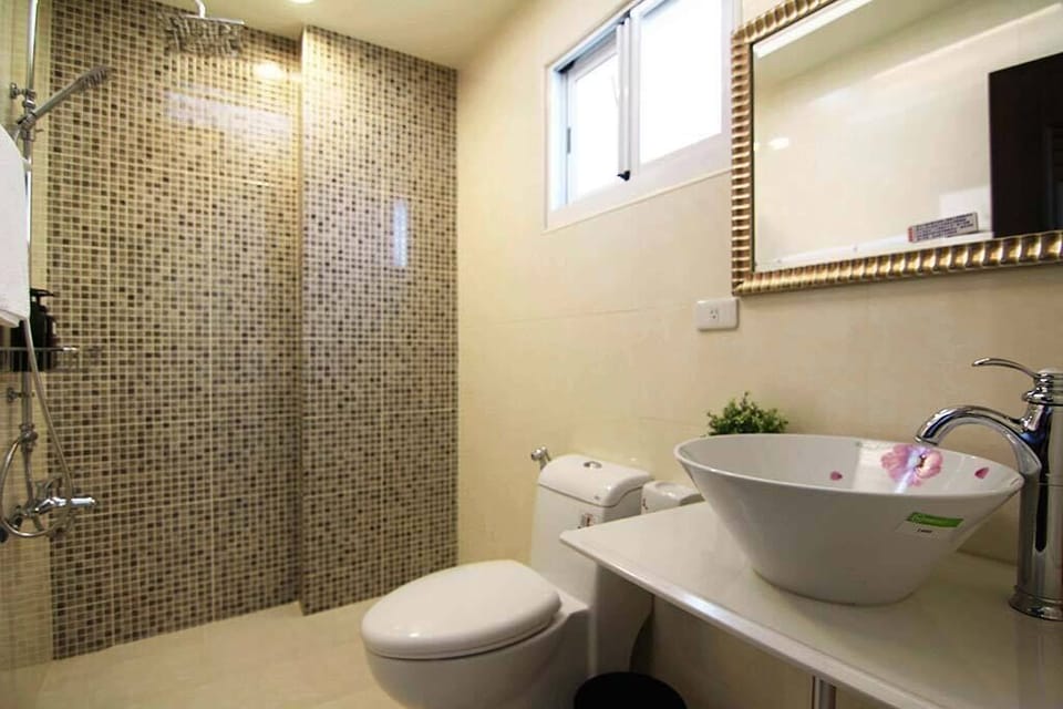 Basic Twin Room | Bathroom shower