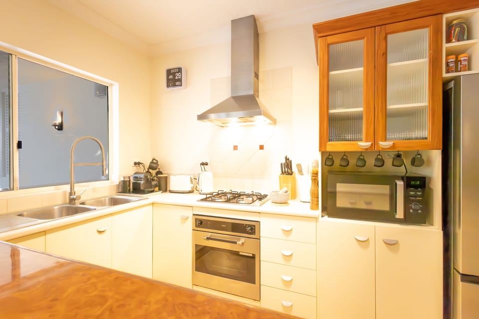 Full kitchen: gas cooktop, oven, air-fry/micro, dishwasher, pod coffee.