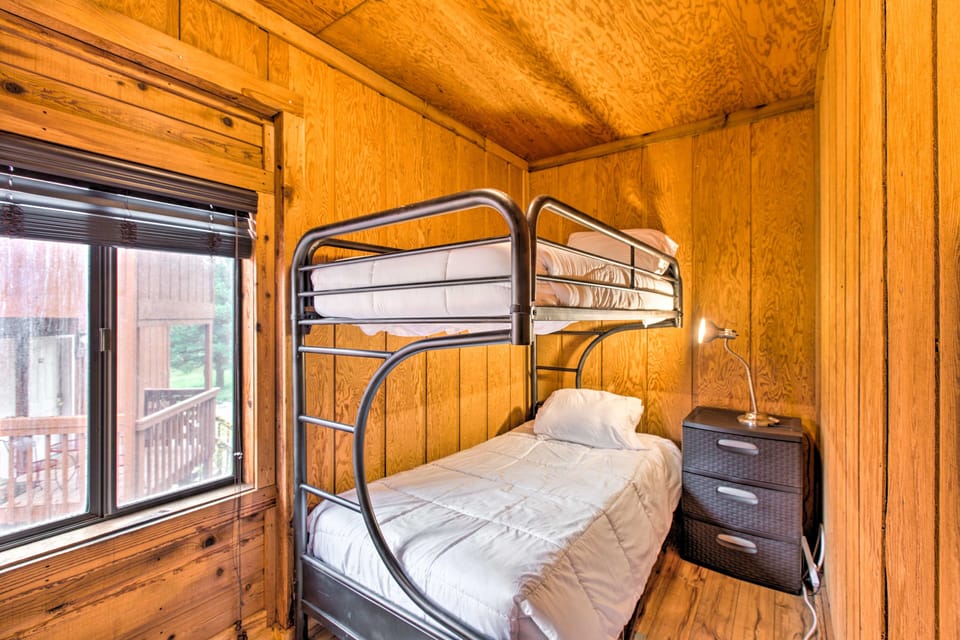 Bedroom 3 | 2 Twin Beds | 1st Floor