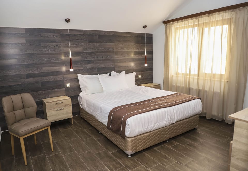 Comfort Cottage | Premium bedding, down comforters, minibar, in-room safe
