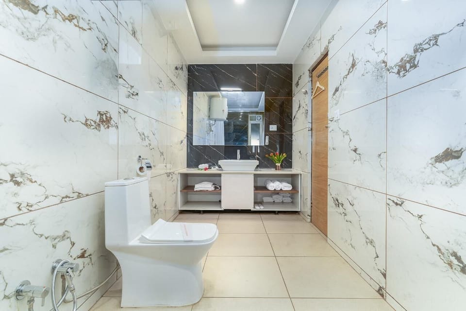Shower, rainfall showerhead, free toiletries, hair dryer