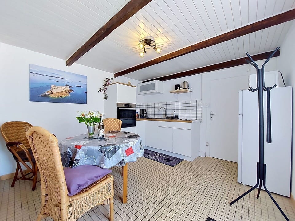 Wood, Furniture, Floor, Flooring, Door, Ceiling, Chair, Hardwood, Houseplant, Wood Stain
