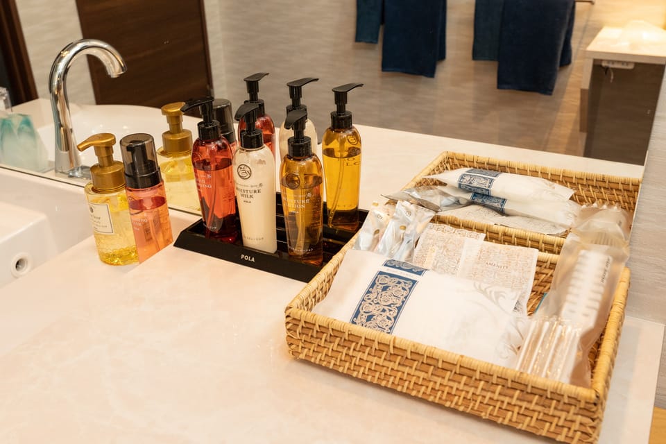 Separate tub and shower, spring water tub, free toiletries, hair dryer