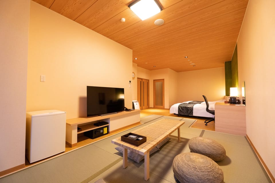 Desk, laptop workspace, soundproofing, WiFi (free)