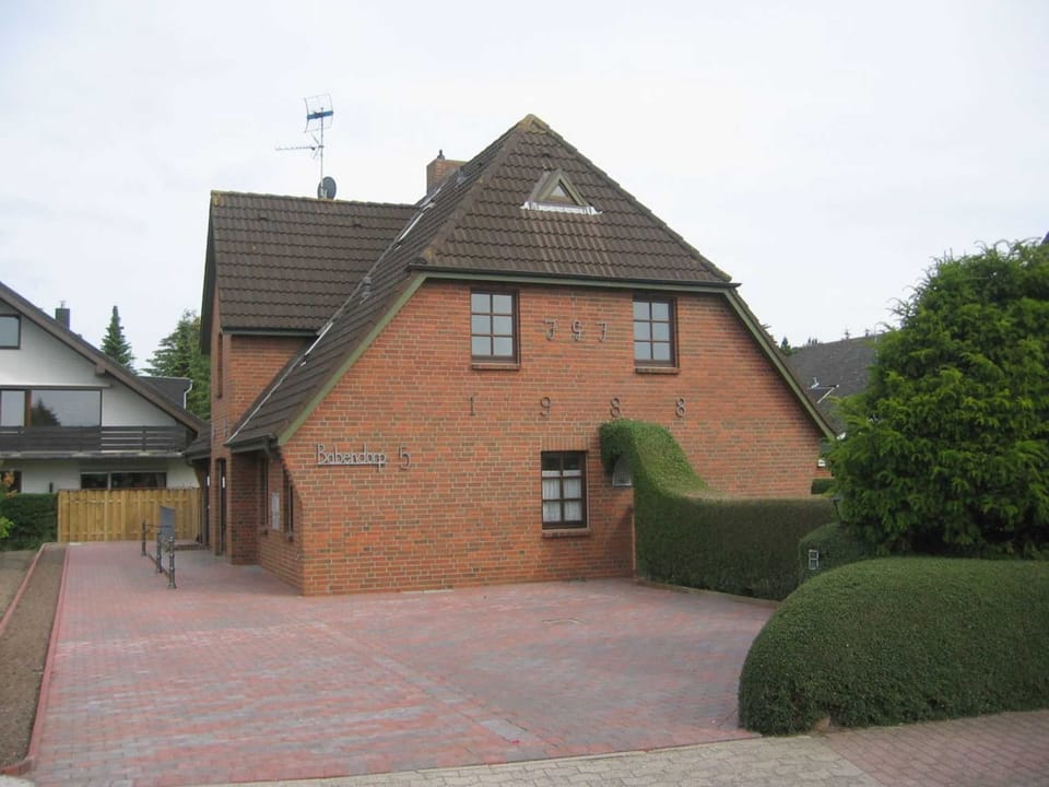 Henrik House, Baben Dörp 5 HT on the left House in Nordfriesland