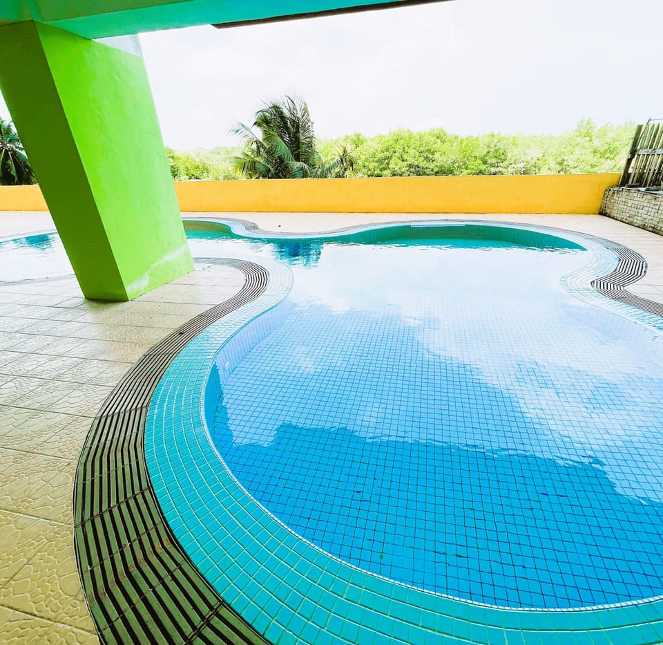 Indoor/outdoor pool