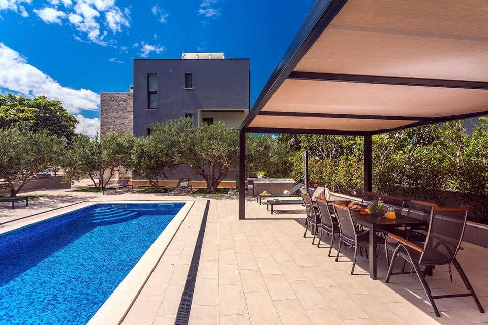 Outdoor dining area near the pool for 10 people,