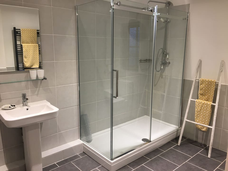 Double or Twin Room | Bathroom shower