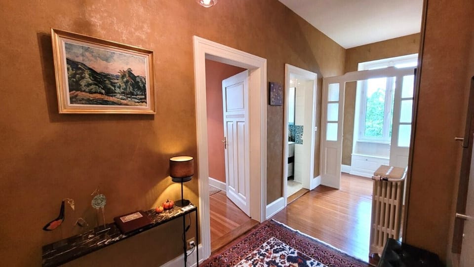 Classic Apartment (Victorine) | Desk, laptop workspace, blackout drapes, WiFi (free)