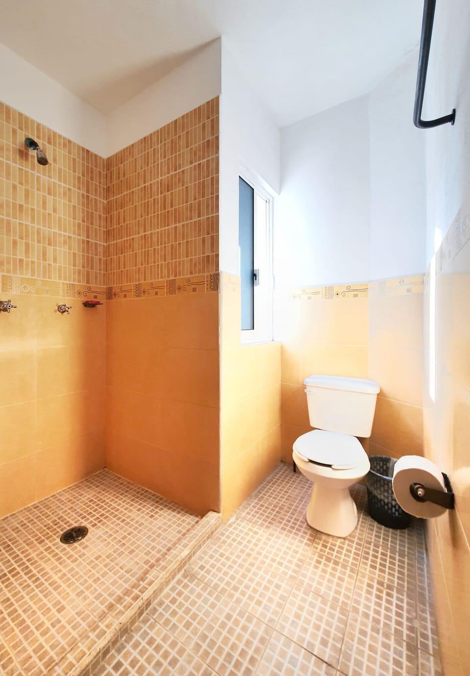 Business Room | Bathroom | Shower, rainfall showerhead, free toiletries, towels