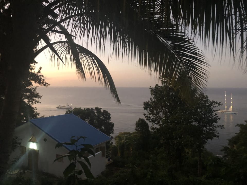 The sunset and the yacht's position in front of the house to enjoy the sunset