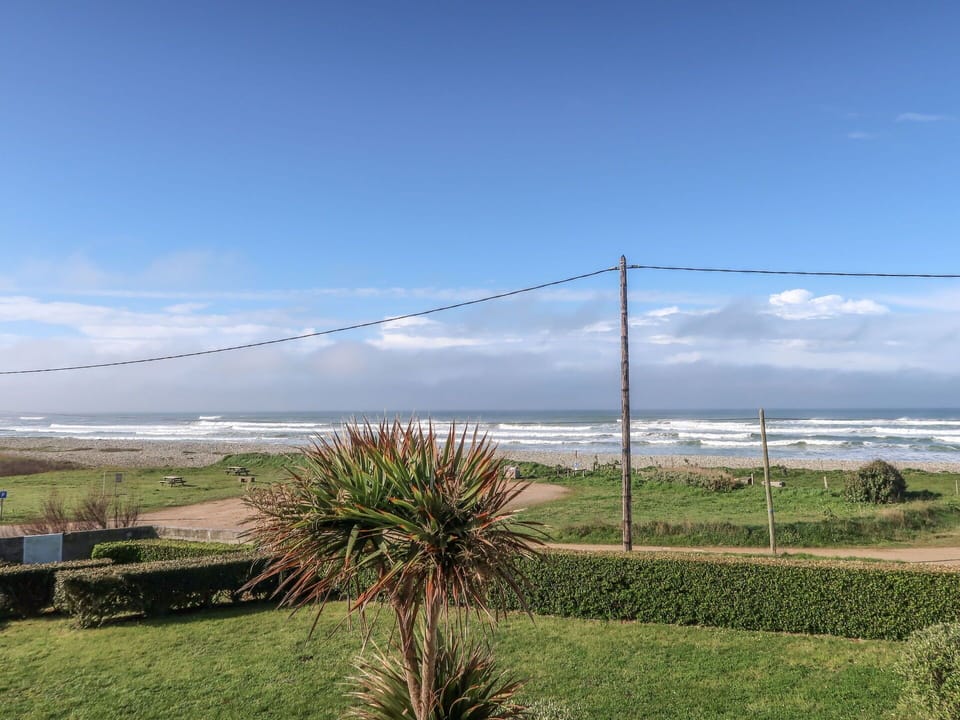 Cloud, Sky, Plant, Water Resources, Ecoregion, Street Light, Land Lot, Coastal And Oceanic Landforms, Natural Landscape, Tree