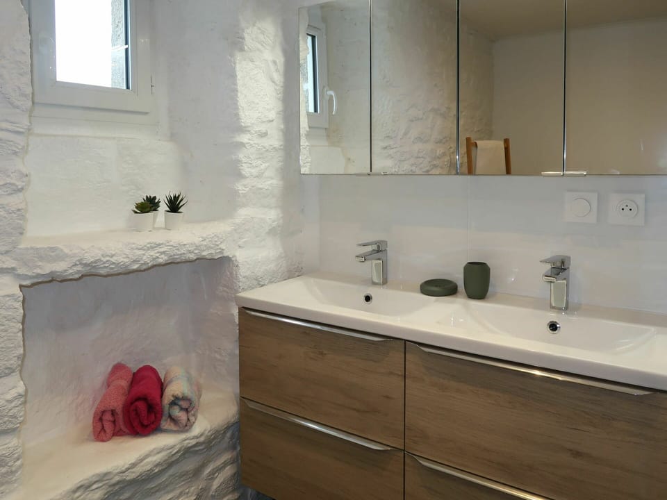 Mirror, Tap, Bathroom Cabinet, Sink, Property, Plumbing Fixture, Cabinetry, Bathroom Sink, Window, Wood