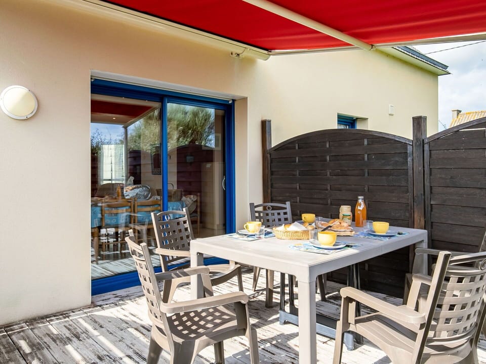 Table, Furniture, Property, Chair, Lighting, Wood, Interior Design, Building, Floor, Outdoor Furniture