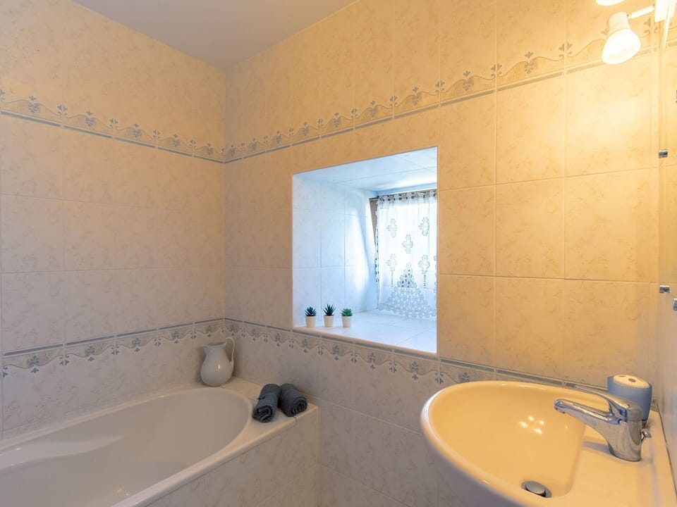 Bathtub, Property, Sink, Plumbing Fixture, Bathroom, Tap, Wood, Floor, Interior Design