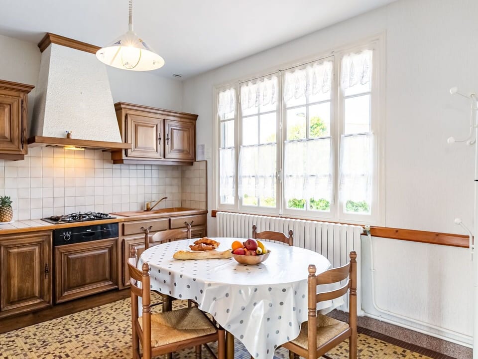 Plant, Plant Community, Vehicle, Sky, Car, Tree, Grass, Vegetation, Land Lot