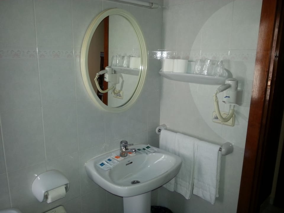 Standard Twin Room | Bathroom | Bathtub, hair dryer, towels