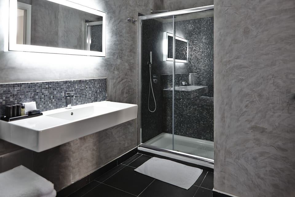 Suite Terrace | Bathroom | Shower, rainfall showerhead, designer toiletries, hair dryer