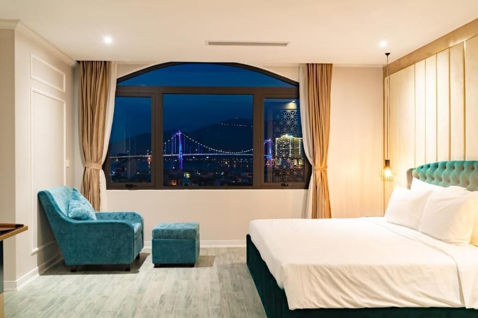 Minibar, in-room safe, desk, WiFi (free)