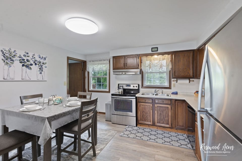 Eat-in Kitchen with all your cooking and eating utensils provided