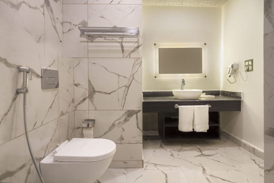 Family Suite | Bathroom | Shower, free toiletries, towels